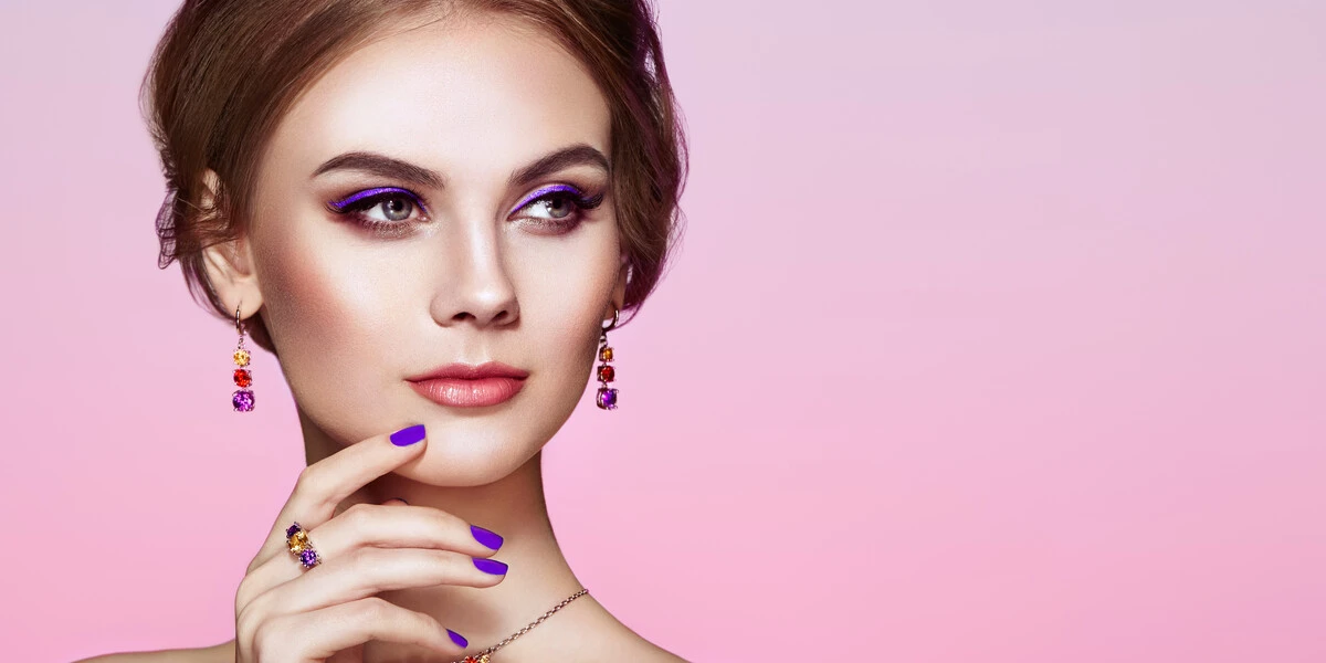 Mujer moderna con anillo amatista y mirada profunda